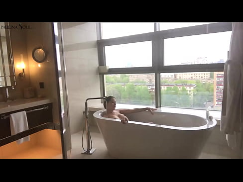 ❤️ Geweldige babe wat passievol haar poesie in die badkamer afruk ☑ Fok video  by ons ☑