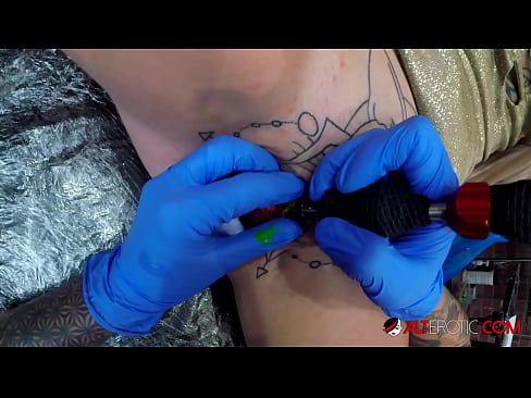 ❤️ Uiters getatoeëerde hottie Sully Savage het 'n tatoeëermerk op haar klitoris gekry ☑ Fok video  by ons ☑